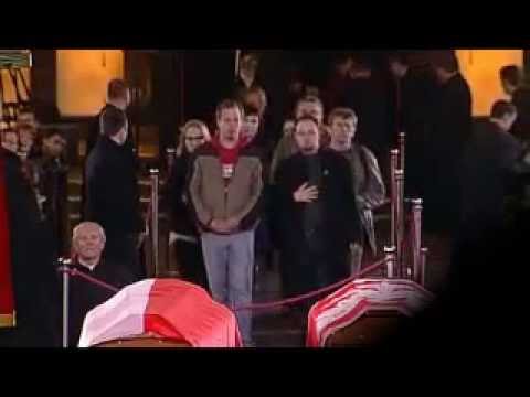 Jarosław Kaczyński modli się i żegna brata Lecha Kaczyńskiego