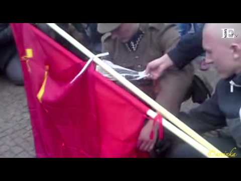 Palenie flag ZSRR i nazistowskich Niemiec pod pomnikiem Romana Dmowskiego