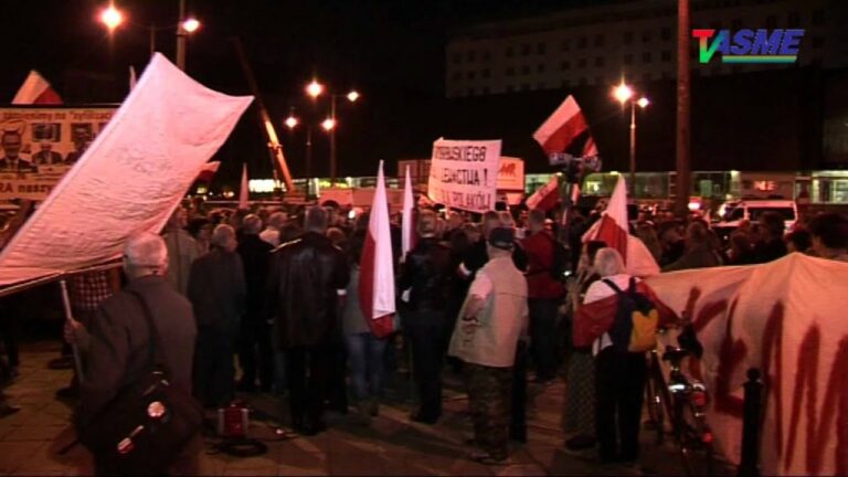Pikieta „Precz z cenzurą!” przed budynkiem TVP w Warszawie