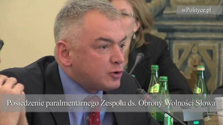 Poseł Artur Dębski pokazuje środkowy palec dziennikarzowi w Sejmie