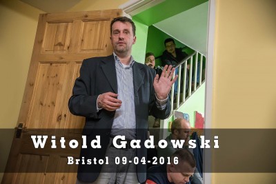 Witold Gadowski w drzwiach progu w Bristolu