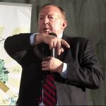 Kobiecie wmawiają że jest oprymowana przez „męskie szowinistyczne świnie”!