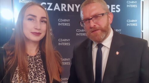 Grzegorz Braun przed wejściem na „Czarny interes”