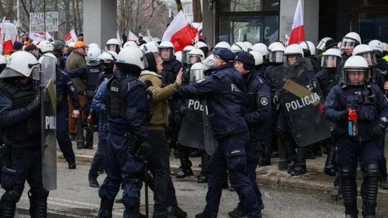 Policja pacyfikuje zgromadzenie pod Sejmem RP